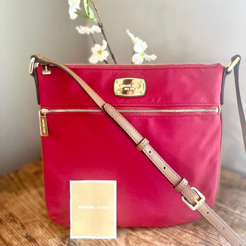 Like New Michael Kors Montauk Jet Set Nylon Crossbody Gold Trim Red Chili